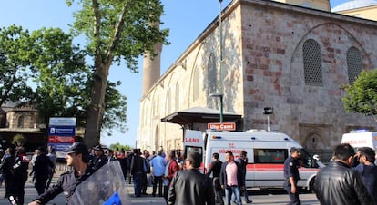 Fuerzas de seguridad y de emergencia, este miércoles frente a la mezquita atacada en Bursa (Turquía).