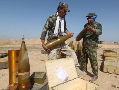 Voluntarios que apoyan las fuerzas gubernamentales iraquíes en su lucha contra el Estado Islámico preparan artillería cerca de Tikrit.
