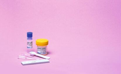 El kit consta de cucharillas y pipetas de plástico desechables, botes de extracción y dilución y tiras analíticas.