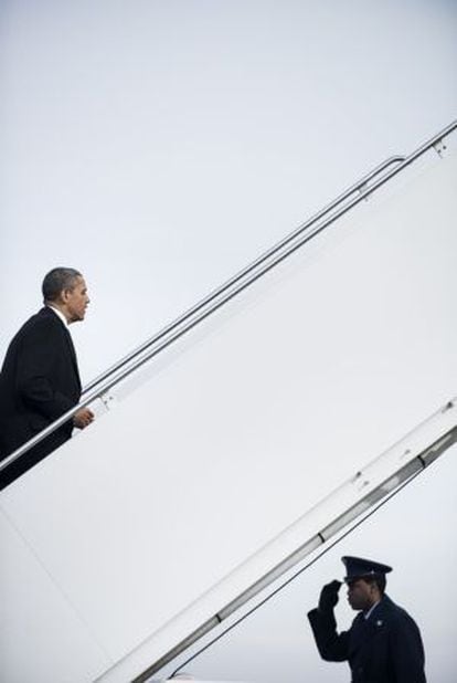 El presidente Obama sube a bordo del Air Force One.