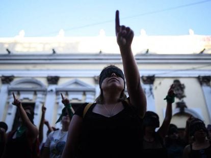 Un grupo de guatemaltecas realizaron la coreografía de 'Un violador en tu camino', en Ciudad de Guatemala.