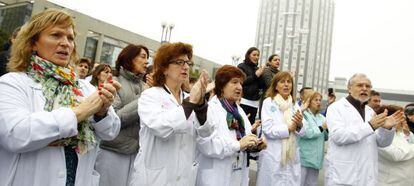 Médicos y sanitarios del hospital de La Paz, durante las protestas contra el plan privatizador de la Sanidad.
