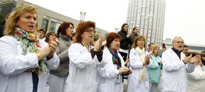 M&eacute;dicos y sanitarios del hospital de La Paz, durante las protestas contra el plan privatizador de la Sanidad.
  
 