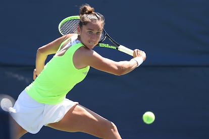NUEVA YORK, NUEVA YORK - 02 DE SEPTIEMBRE: Sara Sorribes Tormo de España devuelve el balón contra Su-Wei Hsieh de Chinese Taipei durante su partido de la segunda ronda de singles femeninos en el cuarto día del US Open 2021 en el USTA Billie Jean King National Tennis Center en septiembre 02, 2021 en la ciudad de Nueva York. Matthew Stockman / Getty Images / AFP == PARA PERIÓDICOS, INTERNET, TELCOS Y TELEVISIÓN ÚNICAMENTE ==