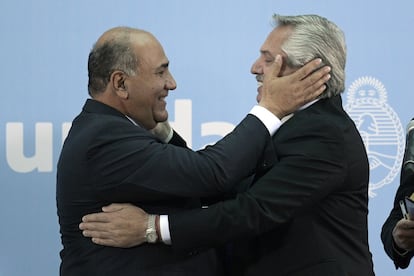 El presidente Alberto Fernández abraza a su nuevo jefe de gabinete, Juan Manzur, en la Casa Rosada de Buenos Aires, el 20 de septiembre.