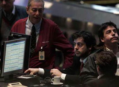 Varios corredores de Bolsa de Buenos Aires, preocupados por la caída registrada en los mercados.