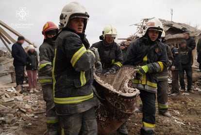 Equipos de emergencia trasladan un cuerpo en la región de Lviv este jueves.