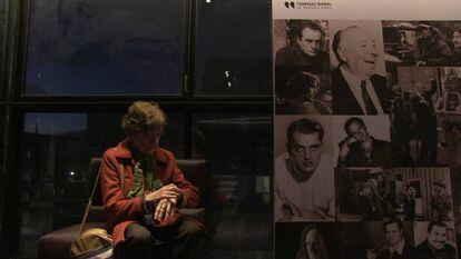 Norma aguarda por una función en la sala Lugones, en un pasaje del film.
