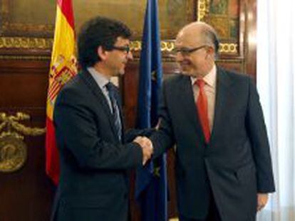 El ministro de Hacienda, Crist&oacute;bal Montoro, saluda al titular de Finanzas y Funci&oacute;n P&uacute;blica de Andorra, Jordi Cinca.