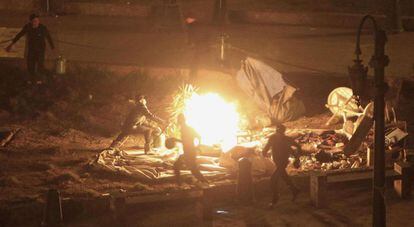 Manifestantes intentan apagar las llamas de una tienda de campaña instalada en la plaza Tahrir del Cairo, Egipto.