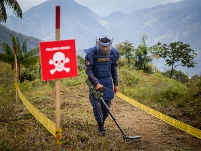 Un militar colombiano realiza un ejercicio de detección de minas antipersona en El Congal, Colombia, en abril de 2020.