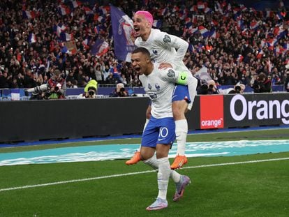 Mbappé y Griezmann celebran un gol para Francia.