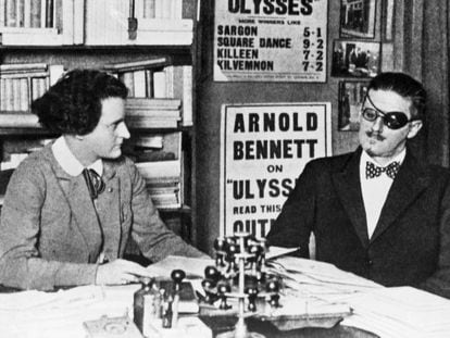 James Joyce junto a su editora Sylvia Beach.