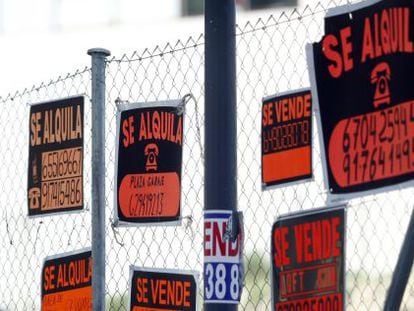 Carteles de venta y alquiler de pisos en una calle del barrio madrileño de San Blas.