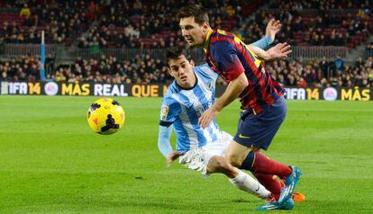 Messi se escapa de un jugador del Málaga. 
