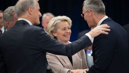 La presidenta de la Comisión Europea, Ursula von der Leyen, saludaba al secretario general de la OTAN, Jens Stoltenberg, el miércoles durante la cumbre en Madrid.