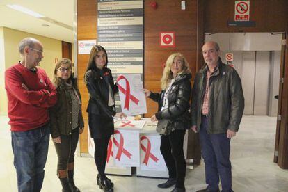 La consejera de Sanidad, Carmen Montón, durante su visita a la Unidad de Prevención del SIDA de Valencia.