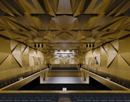 Interior del edificio de la filarmonica que se impuesto en los premios europeos de arquitectura.