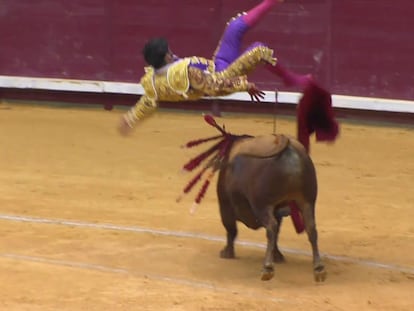 Un momento de la aparatosa voltereta que sufrió Morante en su segundo toro.