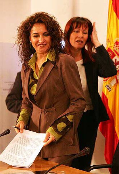 Montero (izquierda) y Micaela Navarro, antes de la rueda de prensa.