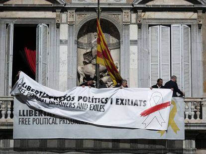 El presidente de la Generalitat, Quim Torra, cambia la pancarta con el lazo amarillo que lucía en el Palau de la Generalitat por otra con el lema 