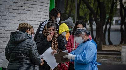 Personal sanitario brinda información sobre el registro para recibir la vacuna Abdala contra covid-19, en Ciudad de México.