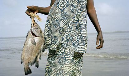 Una mujer en la playa de Diogue, en la Casamance (Senegal).
