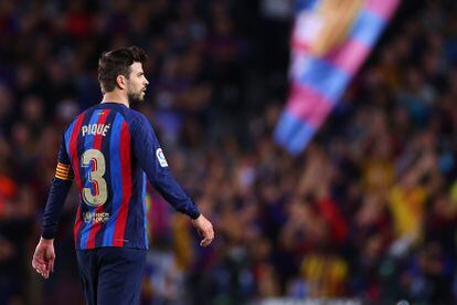 Gerard Piqué mira de reojo hacia la grada durante el partido del Barcelona en el Camp Nou ante el Almería. La afición ha coreado su nombre durante todo el partido y le ha aplaudido cada vez que ha tocado el balón.