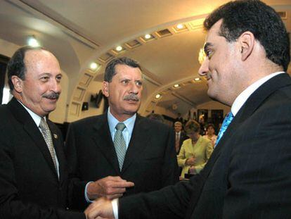 Dos diputados priistas felicitan al nuevo procurador general de la República, Daniel Cabeza de Vaca (derecha).