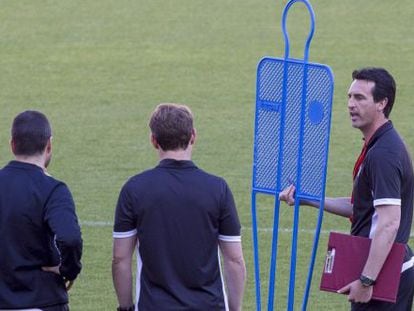 Emery, en un entrenamiento del Sevilla con sus ayudantes.