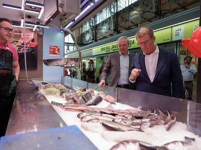 El líder del PP, Alberto Núñez Feijóo (a la izquierda), y el alcalde de Zaragoza, Jorge Azcón, visitan un mercado el jueves.