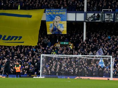 Los aficionados del Everton mostraron una pancarta de apoyo a su jugador Mykolenko.