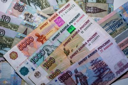 Billetes de rublo ruso de diferentes denominaciones