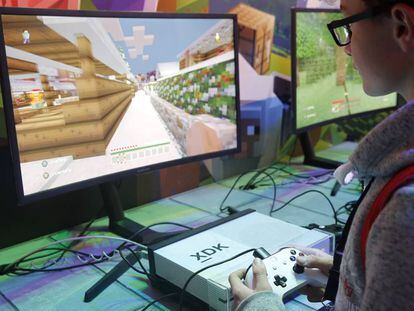 Un jugador de Minecraft durante la semana de videojuegos de Paris en noviembre de 2017.