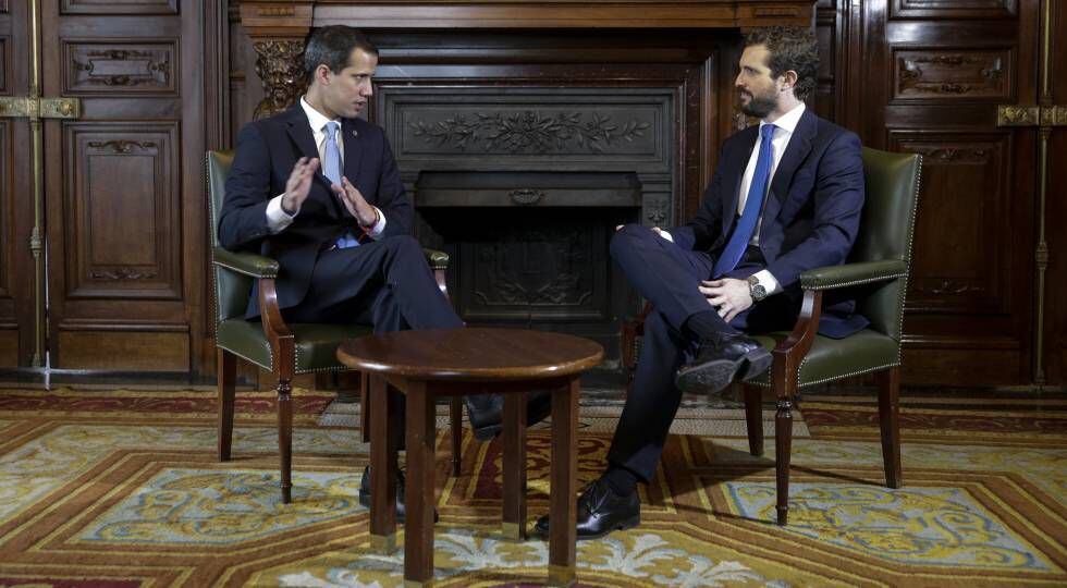 Juan Guaidó (izquierda), presidente encargado de Venezuela, y Pablo Casado, líder del PP, este sábado en Madrid.