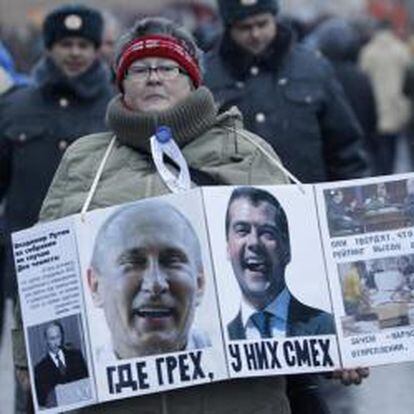 Una mujer rusa protesta contra el resultado de los comicios parlamentarios