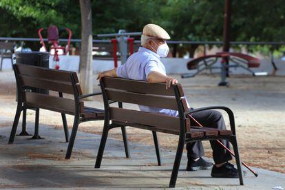 Un anciano con mascarilla en un parque de Terrassa (Barcelona).