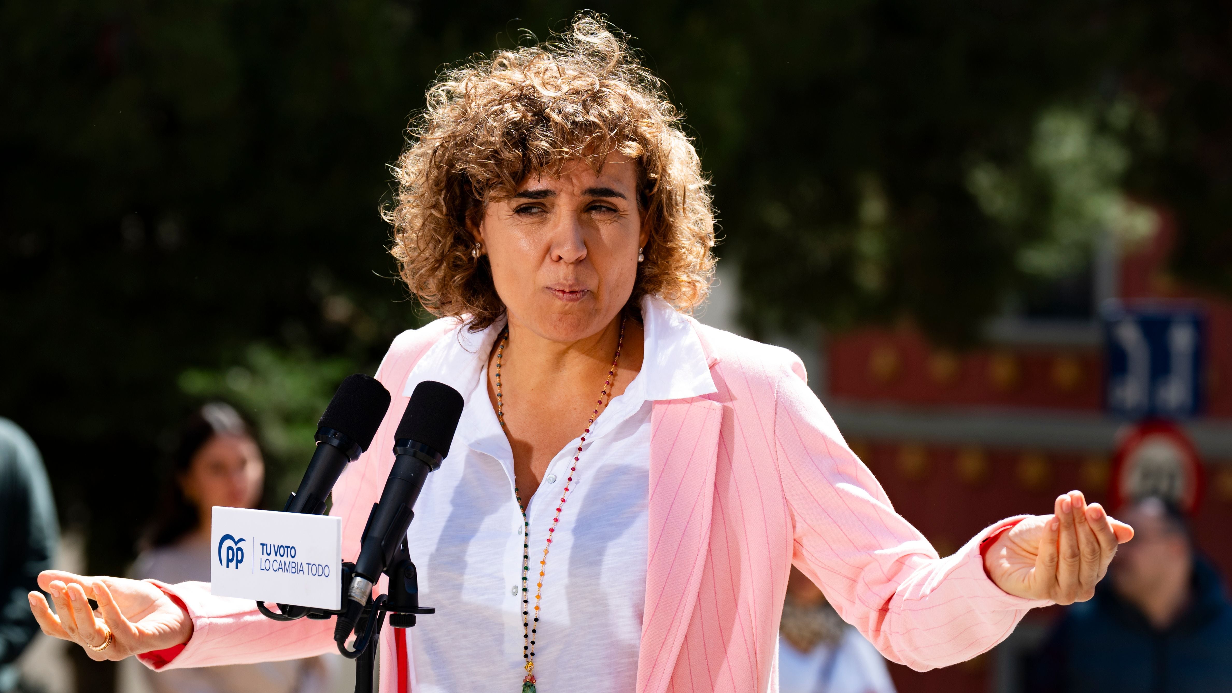 La coordinadora de campaña del PP en las elecciones catalanas, Dolors Montserrat, durante el acto electoral celebrado este viernes en Figueres (Girona), frente al Museo Dalí, en el que el líder del PP, Alberto Núñez Feijóo, ha anunciado que Montserrat será la cabeza de lista del PP en las elecciones europeas, un puesto en el que repite tras encabezar también la candidatura del PP en los comicios europeos de 2019. EFE/Siu Wu