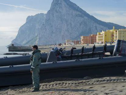 Un guardia civil custodia una lancha que transportaba hach&iacute;s en La L&iacute;nea de la Concepci&oacute;n en 2011.