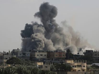 Columna de humo tras bombardeos israelíes en la frontera entre Egipto y Rafah, en la Franja de Gaza, el 10 de octubre.