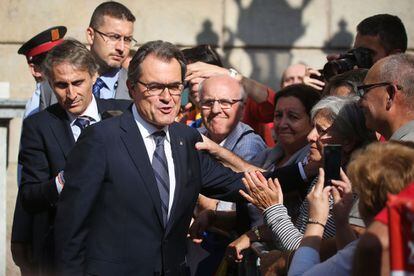 El Presidente Mas saludando unos ciudadanos en la plaza de Sant Jaume.