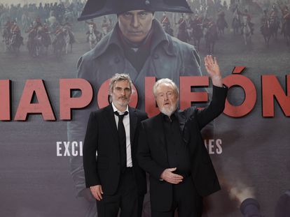 El director británico Ridley Scott y el actor estadounidense Joaquin Phoenix, a la izquierda, en la presentación de la película 'Napoleón', el pasado lunes en Madrid.