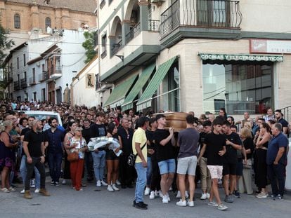 Los vecinos de Íllora, durante el funeral de Juan Trujillos, este martes.