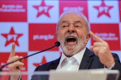 El expresidente brasileño, Lula da Silva, habla en una conferencia de prensa el 8 de octubre de 2021, en Brasilia.
