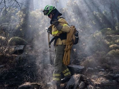 Un bombero lucha contra las llamas del incendio forestal declarado el pasado jueves 8 de septiembre en Sierra Bermeja, en la provincia de Málaga.