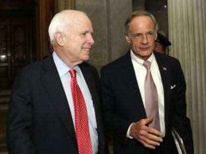 Los senadores John McCain y  Thomas Carper tras la votaci&oacute;n del Presupuesto en el Senado