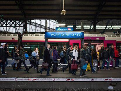 Pasajeros en la estación de trenes Paris Saint-Lazare, en París.