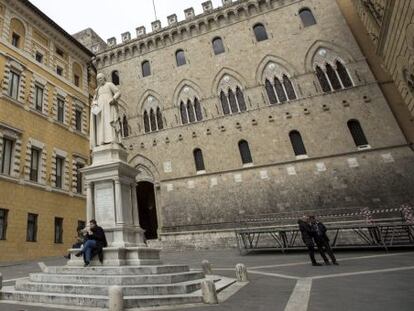 En la imagen, fachada de la sede de la italiana Banca Monte dei Paschi di Siena (MPS) en Siena, Italia. EFE/Archivo