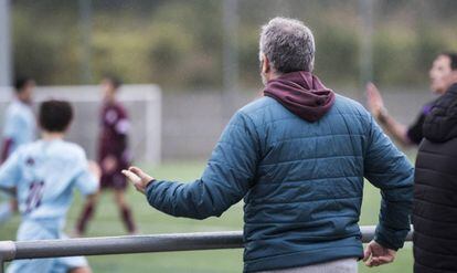 Padres de jugadores de categorías infantiles observan el partido de futbol de sus hijos a pie de campo, en “A Merced de Conxo” en Santiago de Compostela