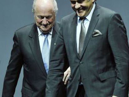 Michel Platini, presidente de la UEFA, con su homólogo en la FIFA, Joseph Blatter.